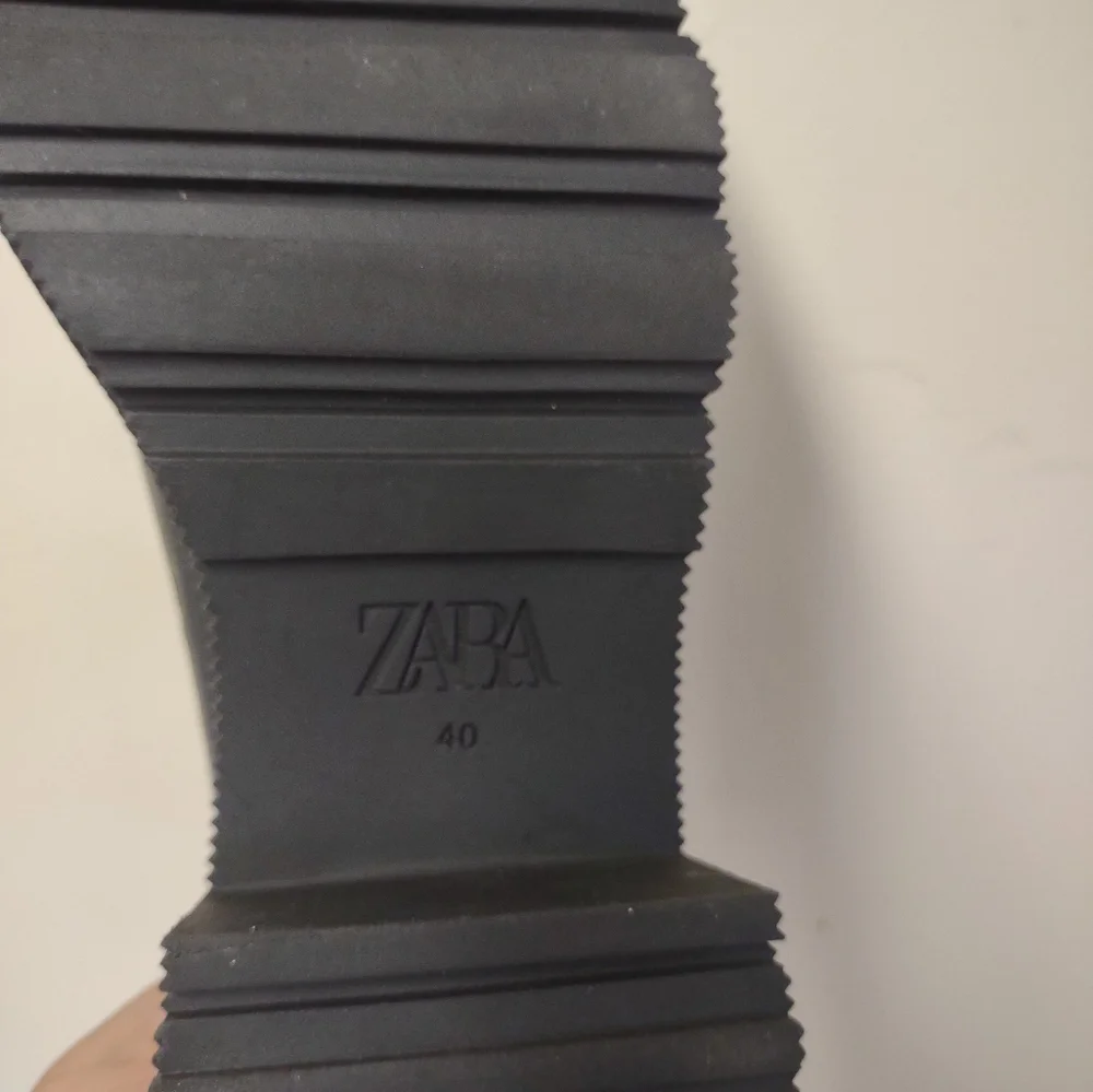 Zara Women's Black Leather Chunky Lugsole Ankle Booties Boots Size 40 - Picture 2 of 12